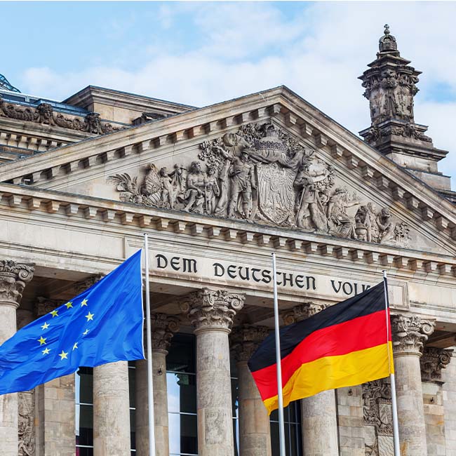 Deutscher Bundestag mit wehender deutscher und europäischer Flagge